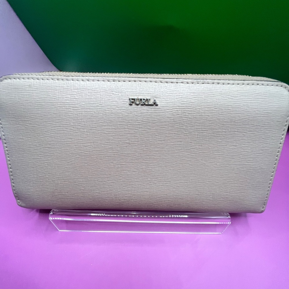 FURLA Winter 🎄 ❄️ Taupe / Gray Women's Leather Wallet Excellent Condition 🤍🩶🖤